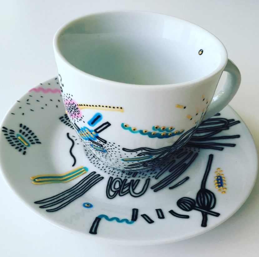 šálka podšálka kreslený porcelán